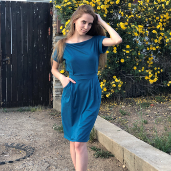 Однотонное платье