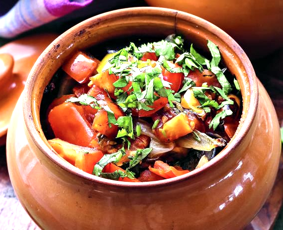 Чанахи подают традиционно в горшочках, которые томятся в духовке