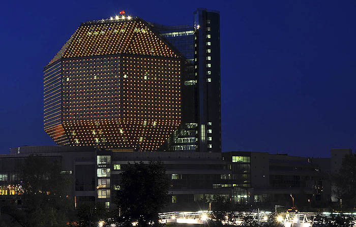 Книжный фонд Белорусской государственной и университетской библиотеки.В таком объекте находятся 20 читательских залов, рассчитанных на прием 2000 любителей книг.