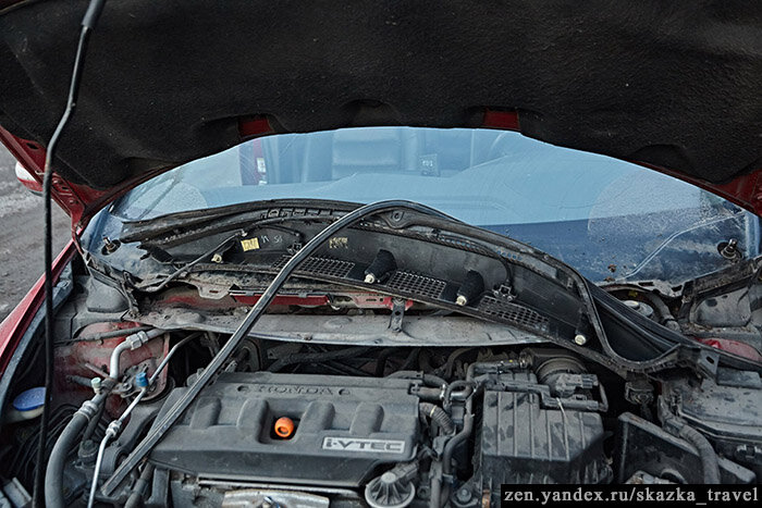 Снимаем панель под капотом, но вначале дворники