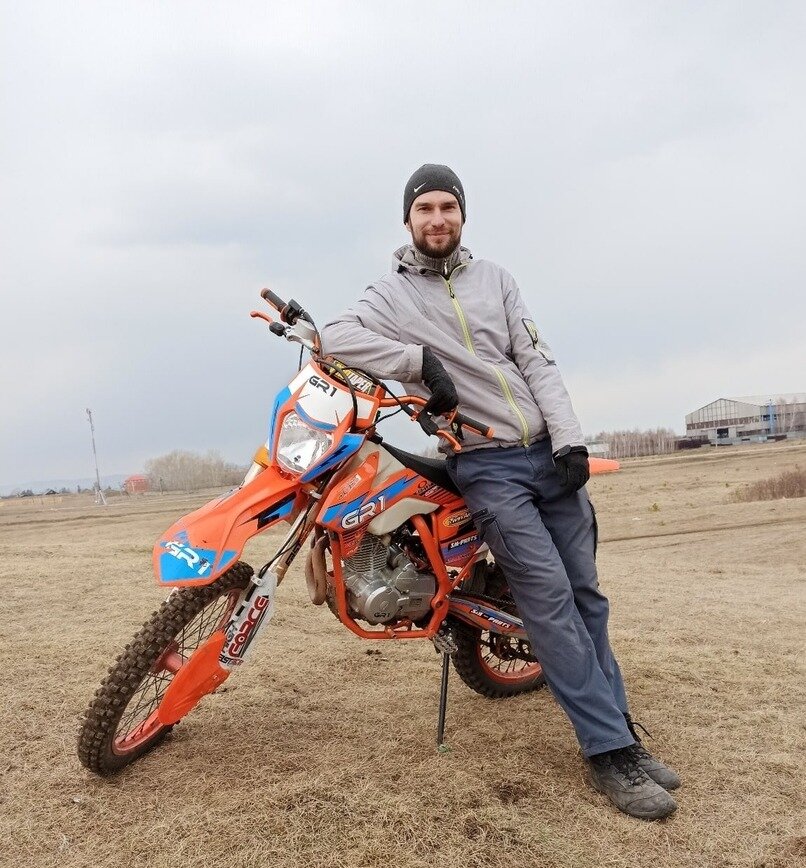 Вон какой довольный стою!