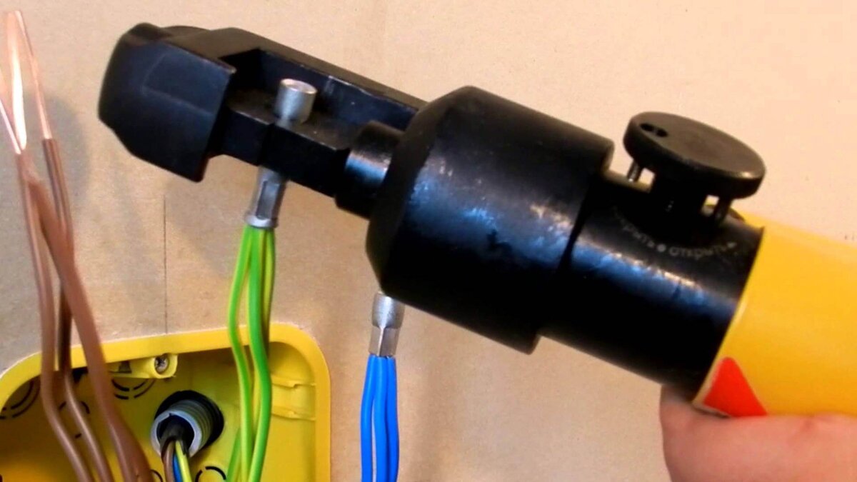 Рисунок 2: Соединение алюминиевого и медного проводников с помощью гильз и гидравлического пресса