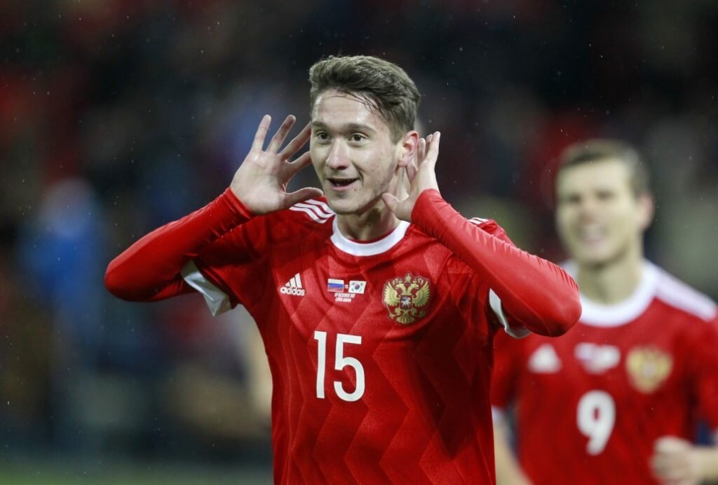 Алексей Миранчук празднует забитый гол в ворота "Южной Кореи".