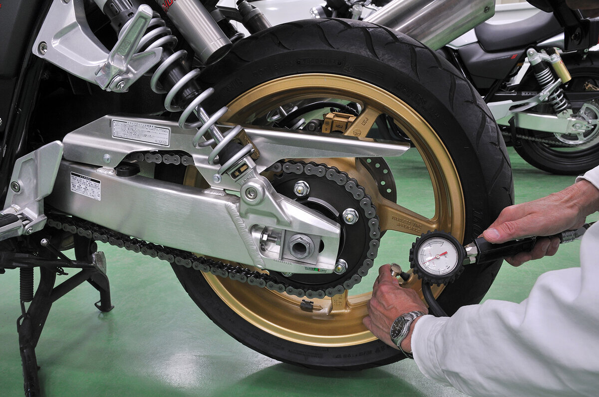 Наклейка с рекомендациями по давлению в шинах на плече маятника мотоцикла