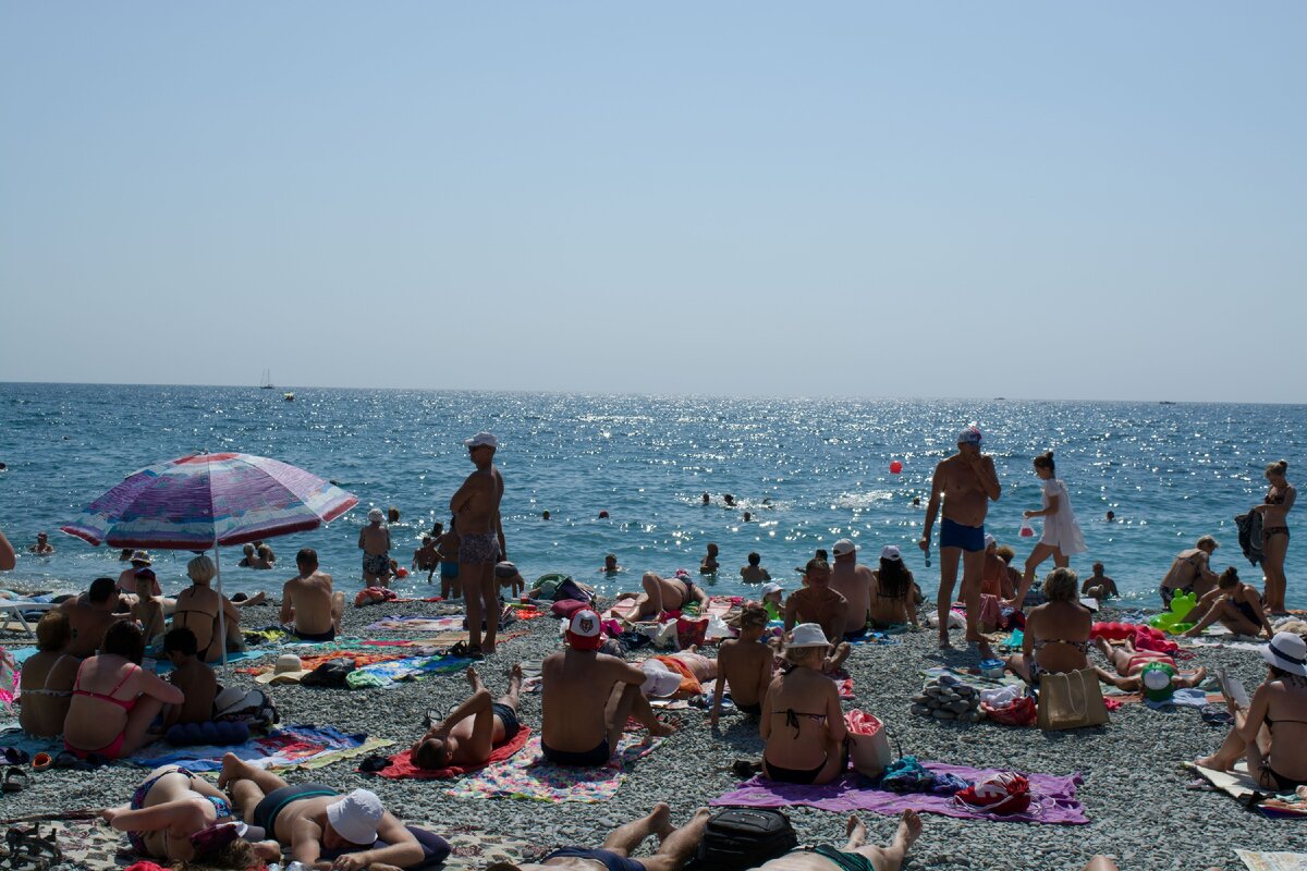 Отдыхающие в Ялте на пляже.