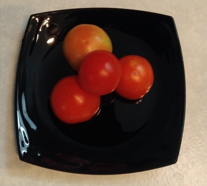 Первая - верхняя: она самая спелая. Еще несколько активно розовеющих сорвала заодно на доспевание.