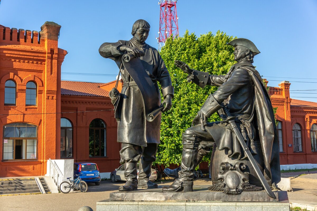 Доставка вышнем волочке. Вышний Волочек памятник Петру 1 и Сердюкову. Памятник Петру 1 Вышний Волочек. Памятник Сердюкову Вышний Волочек. Вышний волочёк памятники Петру первому.