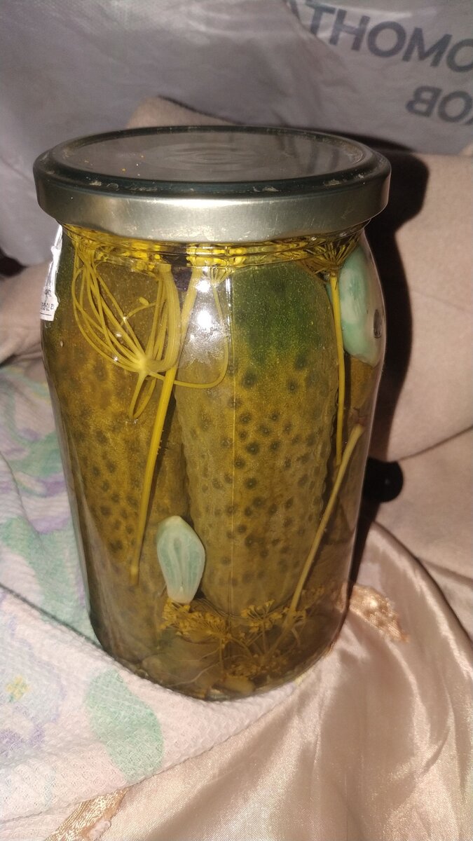 Интернет пестрит такими же вопросами. Ответы дают и химики, и специалисты пищевой промышленности. Но единого мнения (приводятся ниже) по поводу того, почему чеснок при консервировании синеет или зеленеет, нет.“Сине-зеленый цвет чеснок приобретает из-за образования уксуснокислых солей меди (которой много в чесноке), имеющих именно такой цвет. Кроме того, результат зависит от технологии приготовления (количество уксуса, температурный режим и т.п.), а также от сорта чеснока и технологии выращивания. Свет, тепло или холод влияния не оказывают. Попробуйте заменить уксус лимонной кислотой, в этом случае соединения гнусного цвета не образуются”. — “Чеснок синеет при нагревании с любой кислотой: лимоном, сметаной”. — “Синеет импортный чеснок, отече­ственный остается белым”. — “Чеснок в рассоле посинеет, если использовать йодированную соль! Если все-таки хотите использовать йодированную и чтоб цвет был нормальный, чеснок надо бланшировать или положить в маринад перед самой заливкой”. — “Флавины, которые содержатся в чесноке, при консервировании вступают в соединительную реакцию с железом, из-за чего чеснок и окрашивается. Поэтому не нужно заполнять банку до самого верха, чтобы избежать контакта”. — “Чтобы чеснок не синел, надо предварительно вымочить его в холодной воде в течение двух или трех часов, а затем залить приготовленным маринадом”. — “Чеснок зеленеет или синеет от уксуса, если он в свое время перемерз или его неправильно хранили”. — “Главное, поймите, что это просто не очень красиво, а для здоровья нормально”.