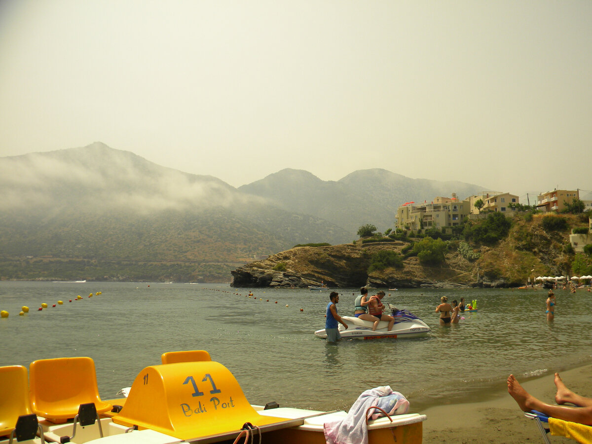 Видно, что открытого моря с пляжа даже не видно!