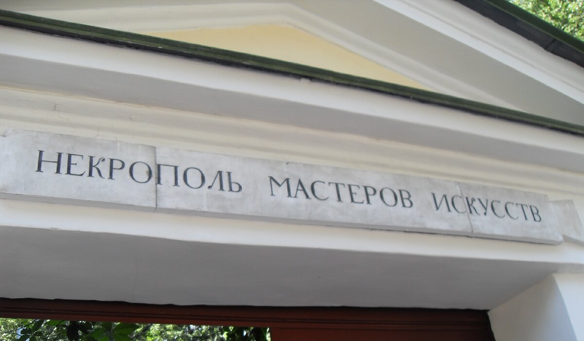 Вход платный. Билеты продаются рядом в маленькой будочной кассе