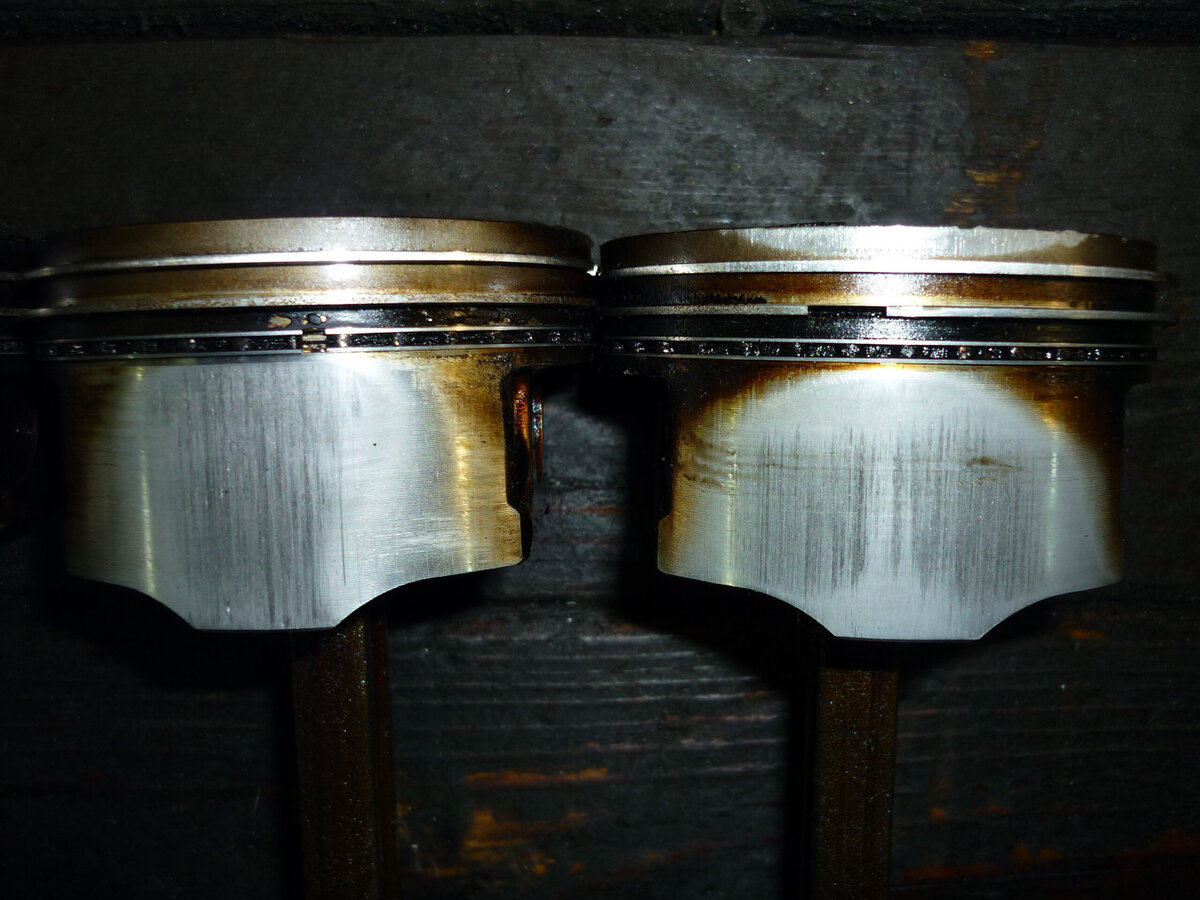 Износ поршневой группы. Как следствие повышенный расход масла. Обратите внимание на задиры...Причина - попадание пылевых частиц из-за некачественного воздушного фильтра. Фото из открытых источников. Источник ЯндексКартинки.