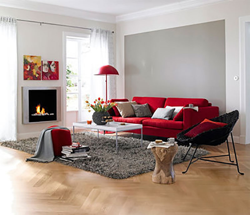 Яркий диван в доме 