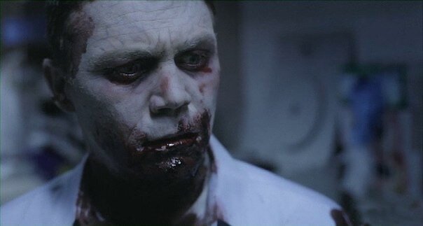 Мертвец указал на убийцу!!                                                       Это произошло года 3 назад. Подруга с работы рассказала, что ее бывший молодой человек, с которым она когда-то в дикой молодости гуляла - yмер. Катя (подруга) была в шоковом состоянии и все твердила, что сам он не мог, и его кто-то убил. Когда я стала расспрашивать ее о его смерти, она сказала, что причиной смерти стала асфиксия, то есть он якобы поехал с друзьями купаться, они выпили, и он пошел в воду, а потом утонул. Но Кате как-то не верилось в это.
Потом были похороны. Катя после них сказала, что ее догадка подтвердилась - Антон лежал в гробу весь в синяках, такого не бывает, когда тонешь. Не было на похоронах и тех, с кем он ездил купаться.
Прошло пару дней... Катюшка решила сходить к Антону на кладбище и позвала меня, так как одна боялась. Мы купили венок, конфеты и сигарет и пошли. Долго плутали, потому что Катя совсем не помнила на каком именно ряду его могила. Тогда я встала и говорю:
- Давай попросим Антона помочь нам, пусть покажет нам, где он лежит.
Мы вслух попросили его и пошли дальше. Не прошли и пяти метров, как я увидела свежую могилу, усыпанную венками и цветами. Это была могила Антона. Катя положила венок, конфеты и пару сигарет. Постояли мы с ней, поговорили о том, какой он молоденький и красивый... И тут Катя говорит:
- Антон, я не верю, что ты сам утонул. Покажи мне, кто это сделал, дай какой-нибудь знак.
Постояли, покурили и собрались уходить. Но не успели отойти и пару шагов, как увидели, что к могиле идет какой-то парень. Катя поздоровалась с ним, и я поняла, что они знакомы. Парень был высокий, очень худой. На нем были черные очки (хотя уже вечерело) и просторная рубашка, прям на несколько размеров больше, чем нужно. Видно было, что он не ожидал здесь увидеть кого-то, тем более знакомых. Они с подругой разговорились, оказывается, он пришел сюда помянуть Антона, и сейчас подойдут еще и другие парни. Я в разговоре не участвовала, просто стояла в стороне, смотрела и слушала. Тут этот парень начинает говорить, что именно он вытащил Антона, когда тот начал тонуть. Типа, тот еще был жив, отплевывался водой, но когда приехала скорая, он уже умер. Смотрю на подругу и понимаю, что она не верит ни единому слову. Я начинаю торопить ее домой, говоря, что уже вечер, а нам домой идти далековато. И тут она спрашивает своего знакомого, мол, чего это ты в очках? Тот смутился и начал что-то говорить про лопнувшие сосуды в глазах. В это время он поднял руки, чтобы опереться об ограду Антона и вдруг его рубашка совершенно непонятным образом рвется по всей спине от воротника до поясницы. Он чуть не подпрыгнул от неожиданности, а мы вообще выпали в ступор. Он начинает крутиться вокруг, пытаясь посмотреть, что произошло, снимает очки, чтобы получше разглядеть, и мы видим фингал под глазом, который он скрывал... Парень был худой, как скелет, и рубашка просто болталась на нем, и никак она не могла так порваться. Я еще поняла бы, если бы рубашка была в облипку, а он так напрягся, что ткань не выдержала... Мы чуть ли не галопом оттуда убежали, потому что поняли - Антон показал нам своего убийцу.