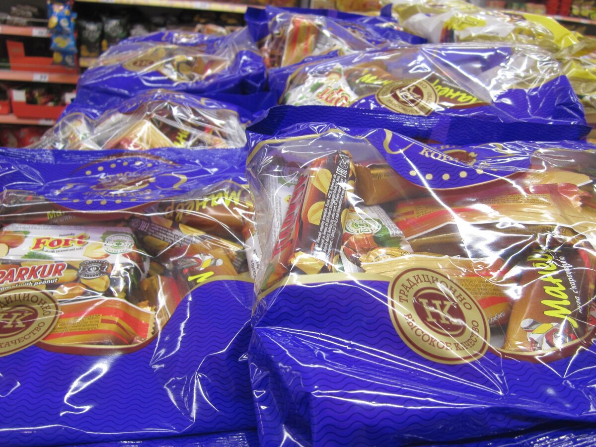 Невский кондитер микс шоколадные конфеты на витрине магазина (фото автора)