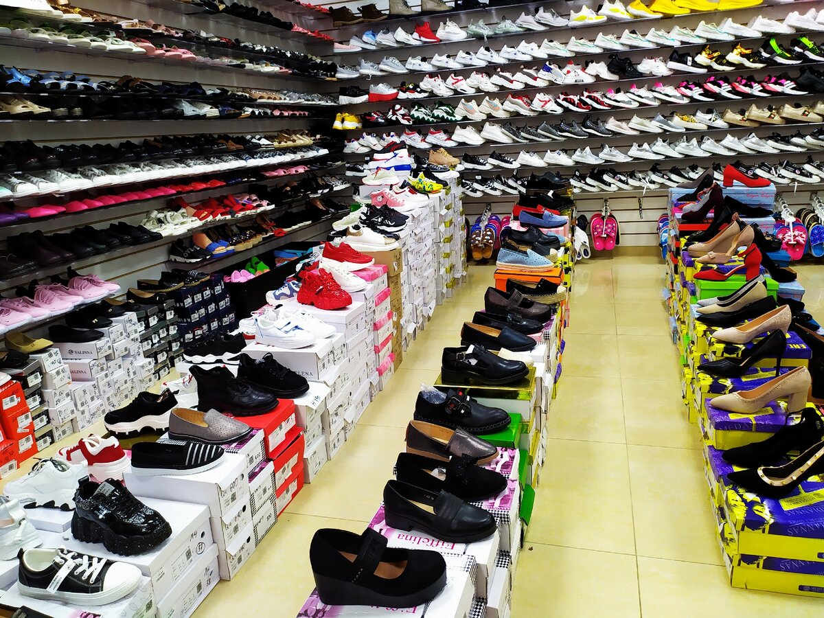 Смешной магазин одежды обуви