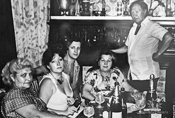 ДЕТСТВО И СЕМЬЯ Алла Пугачева родилась в Москве 15 апреля 1949 года.