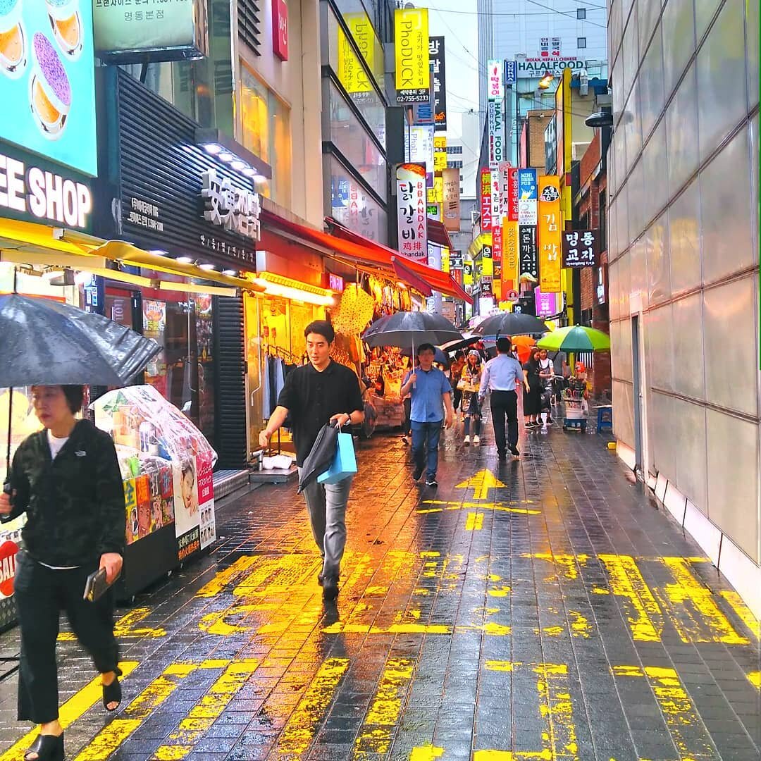 Сделал это фото еще в мой первый визит в Южную Корею. Ровно так выглядят идеальные улицы Сеула! Я ждал тебя и я обязательно вернусь туда. Страна которая в моем сердце на всегда.