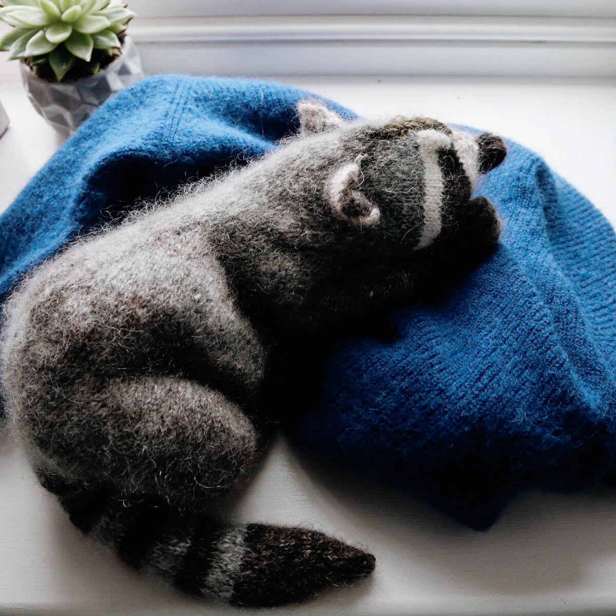 Вязаная игрушка-енот по описанию от дизайнера Claire Garland.  Источник фото https://www.ravelry.com/patterns/library/raccoon-25