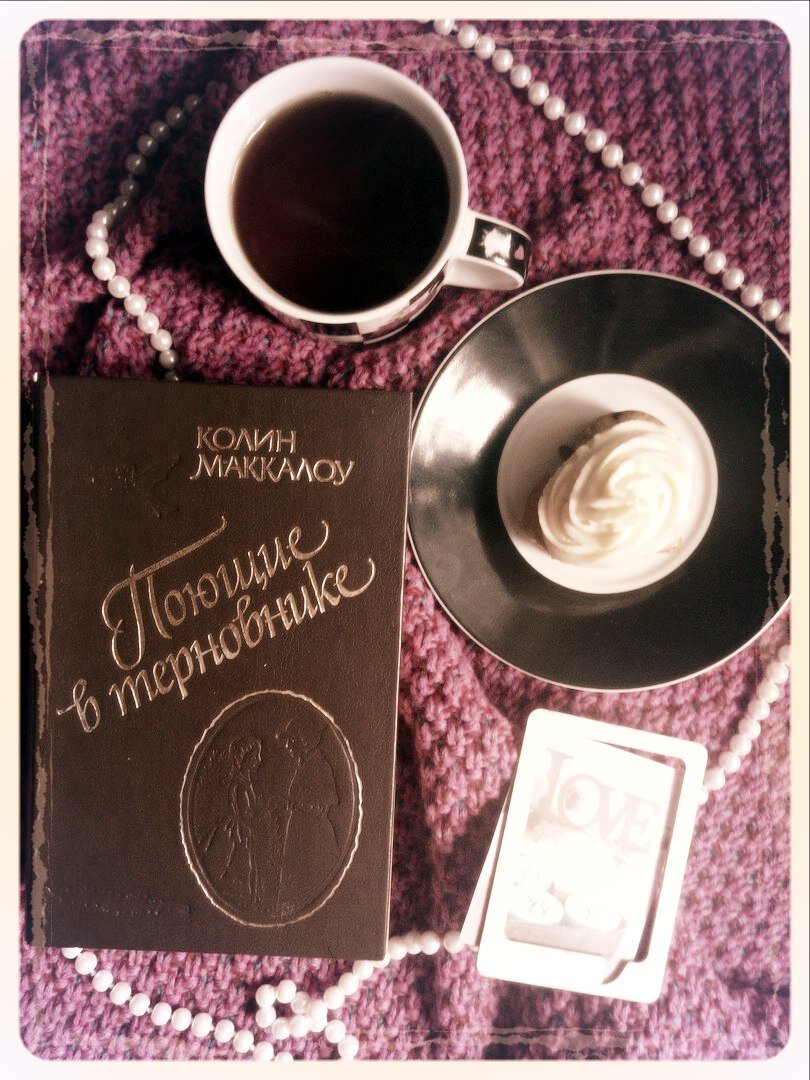 Фото автора. Обложка книги Колин Маккалоу "Поющие в терновнике" 