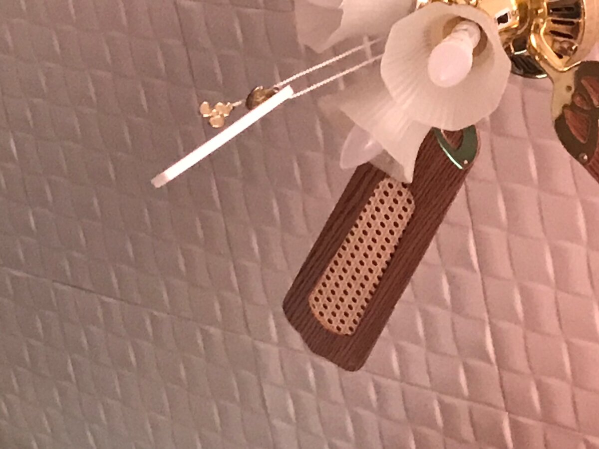 во первых смотрю на лампу стараюсь не моргать часто