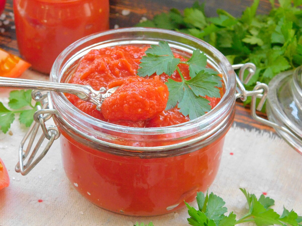 Как закрыть на зиму густую томатную пасту: простой рецепт