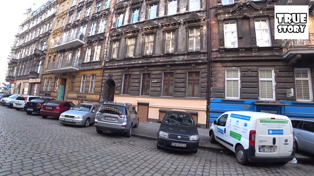 На стенах здания видны следы от пуль и осколков