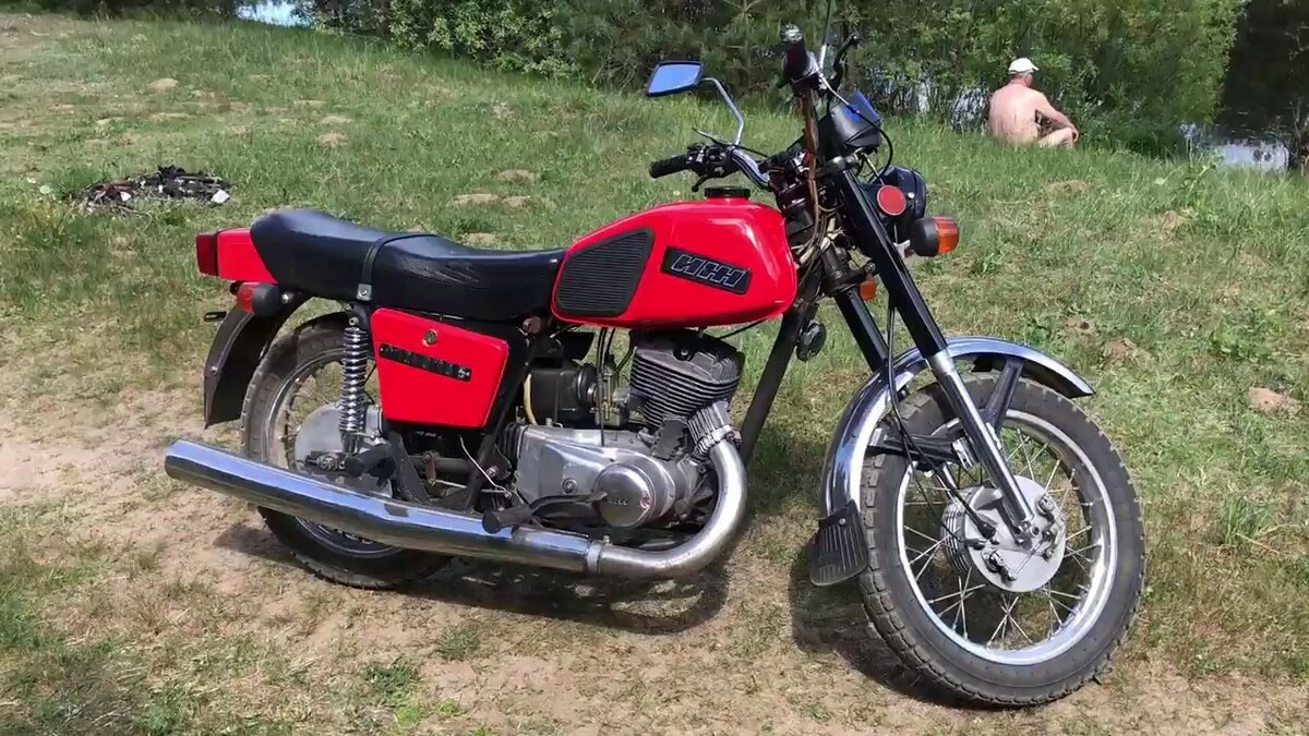 Не знаю, как вы, а когда вижу старый советский мотик, сразу деревню вспоминаю