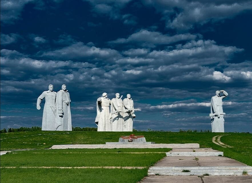 Статуи в поле. Волоколамск мемориал 28 героям-панфиловцам. Мемориал «героям-панфиловцам» в Дубосеково. 28 Героев Панфиловцев памятник. Памятник панфиловцам в Дубосеково.