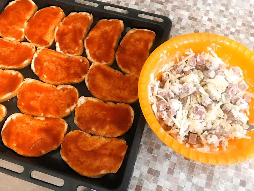 Я противень маслом не смазываю, здесь ничего пристать не может.