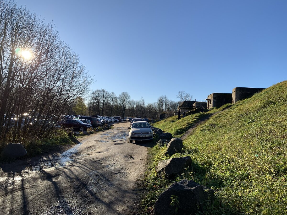Парковка у форта Шанц в начале экотропы Западный КОтлин