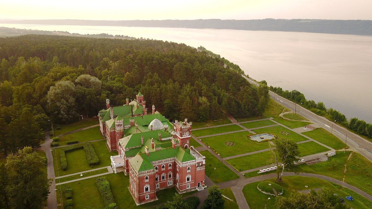 Посёлок со своим собственным замком, резными наличниками, морем черники, среди лесов, полей и озёр.