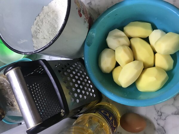 Картофельные оладьи можно легко и быстро приготовить. Данным яством можно угостить семью на завтрак или на полдник. Получается быстро, сытно и вкусно.