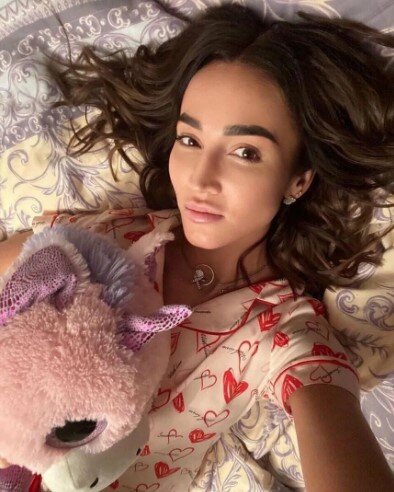 Ольга Бузова дома с мягкой игрушкой. Изображение с сайта Яндекс картинки