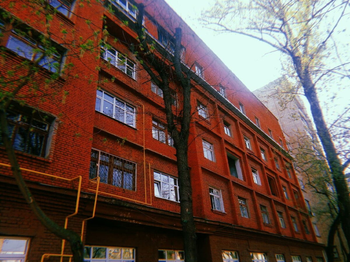 Форма здания напоминает комод, сделанный из спичечных коробков – такой он кукольный