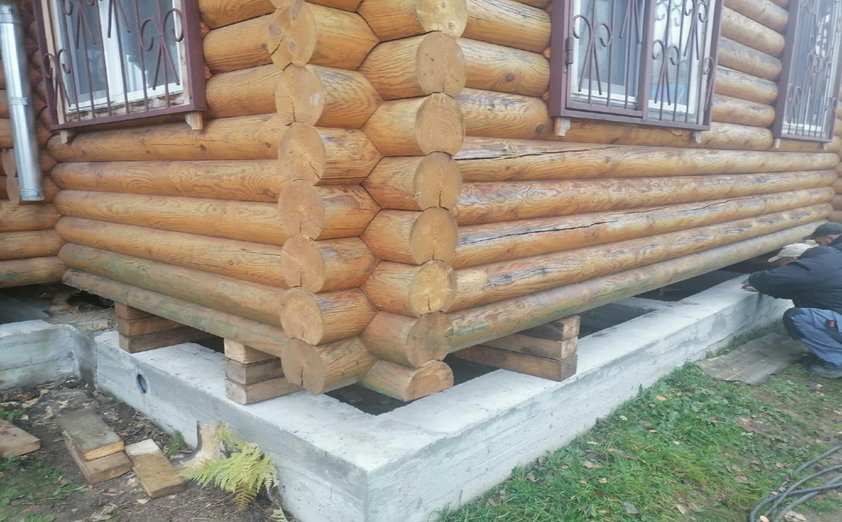Как поднять просевший угол деревянного дома: ход самой работы