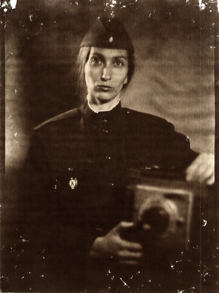 Продолжение - часть 2.Границу проехали достаточно быстро и таможню тоже . Дальше по плану было переночевать до подъезда в Хельсинки. Там в Финляндии все казалось платно . И  совсем поэтому нам нужно было найти ночью место где можно было поставить палатку и не заплатить при этом ни копейки такое место мы нашли у озера рядом там Даже палатку поставить в лесу тоже оказалась платной порядка 30 а за двоих  60 евро за ночь что для меня было дикостью поэтому но сильно переживали что утром нас могут оштрафовать .  поспали в палатке где то часов да 5  .Быстренько собрались и поехали в Хельсинки предварительно договорившись встретиться с тем из Вконтакте парнем который нам пообещал ночлег , Мы списывались и созванивались мы уже по ватсапу моей знакомой . У неё  была СИМ карточка которая работала интернет там кстати работает везде как часы и поэтому в навигаторе у нас без проблем показывала дорогу 