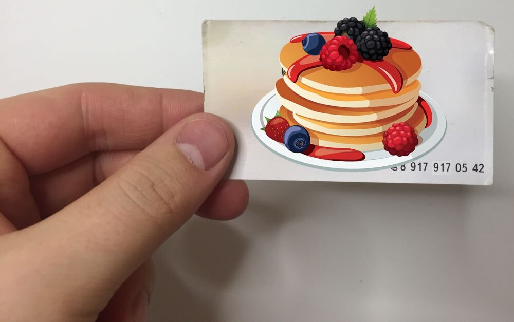 Визитка в руке.