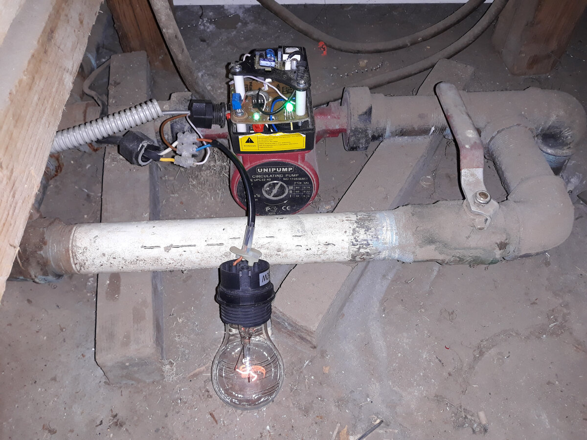 Пробное включение через предохранительную лампу. Режимы отрабатывались дома за столом. RC цепь(см предыдущее фото) убираем подальше, с ней предохранительная лампа горит ярче. Кстати... без конденсатора(круглый большой цилиндр такой) она тоже горит сильно. По этой логике сюда можно подключить кондей и побольше.