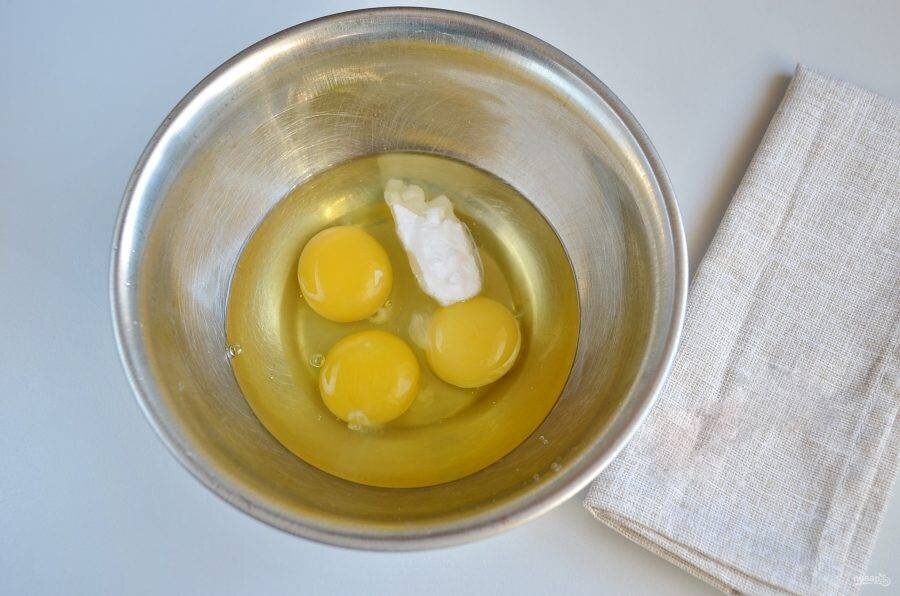 Колоба на сыворотке рецепт. Кислое молоко это сыворотка. Рецепт из сыворотки молочной. Рецепт сыворотки с яйцами. Блины на сыворотке от творога без яиц рецепт.