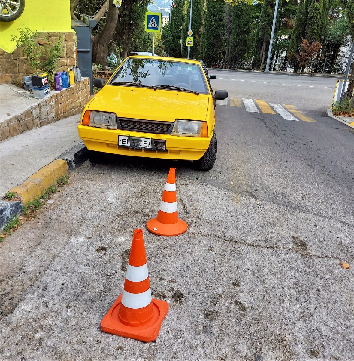 недалеко от магазина автозапчастей