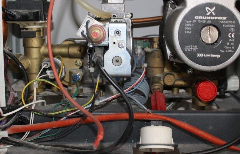 Котел baxi eco home 24f. Baxi щелкает. Газовый котел baxi main 24 fi. Baxi eco four 24f газовый клапан. Почему хлопает газовый котел при включении бакси.