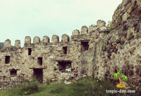 Внутри крепости Сурами