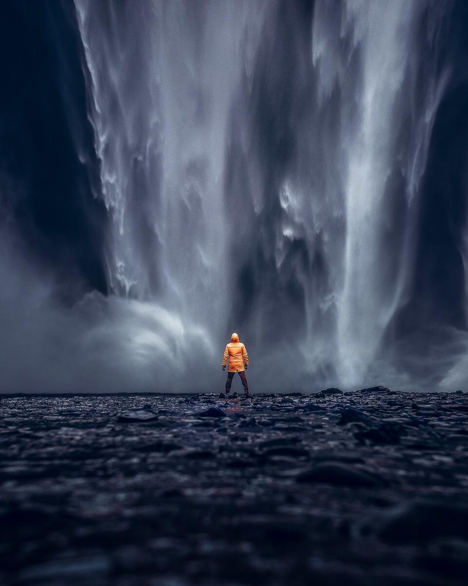 #Скогафосс (Skógafoss) – один из крупнейших и красивейших водопадов в #Исландии, визитная карточка и символ страны. Со Скогафоссом связана интересная #легенда, которая гласит, что якобы первый #викинг, Траси Тоуроулфссон, поселившийся в этом районе, спрятал свои #богатства в пещере, расположенной за водопадом в утёсе. 