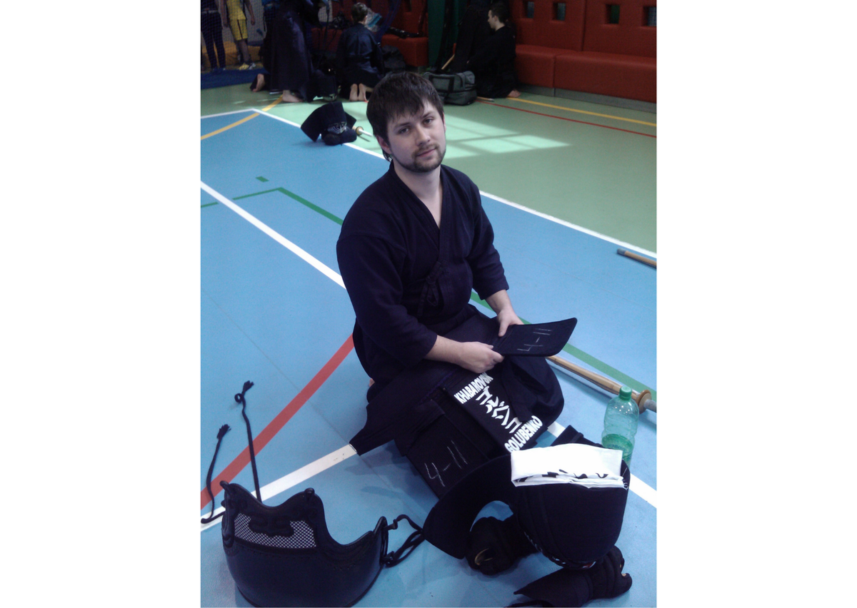 Муж перед соревнованиями по кендо.