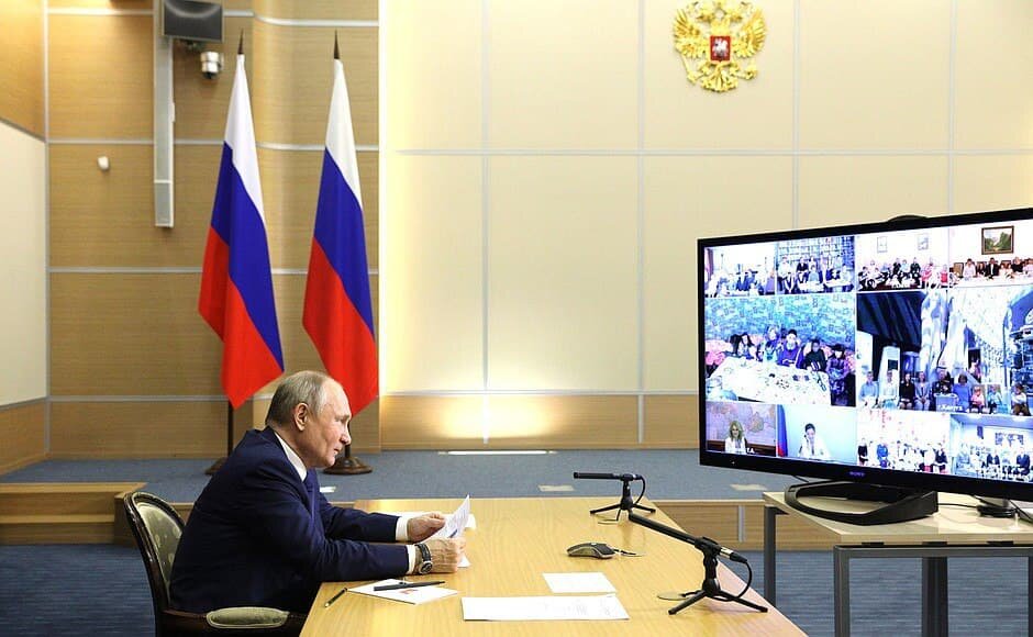 Владимир Путин встретился с многодетными семьями, награжденными орденом "Родительская слава"