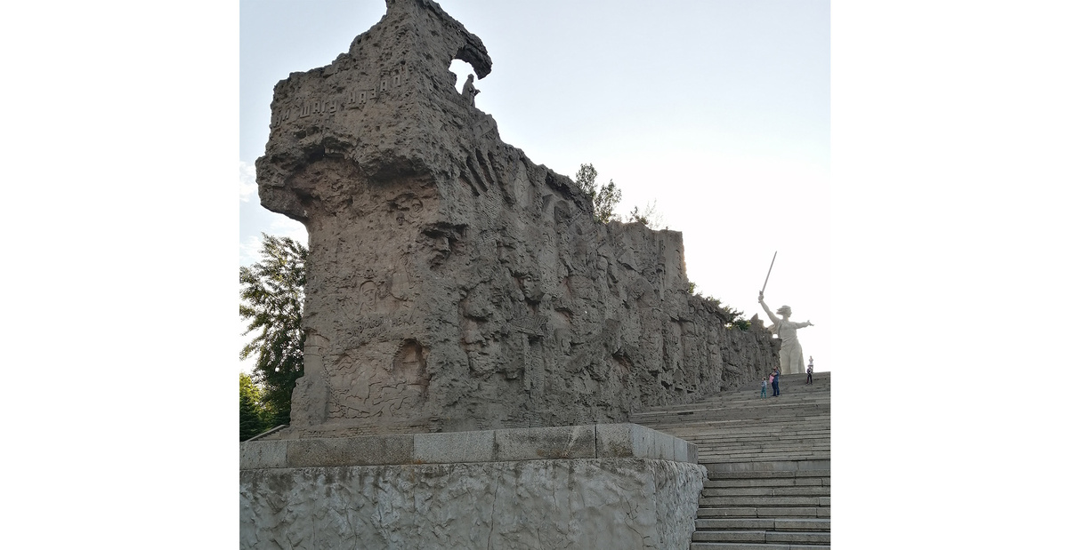                                  "Стены-руины" Когда проходишь мимо них, играет музыка.