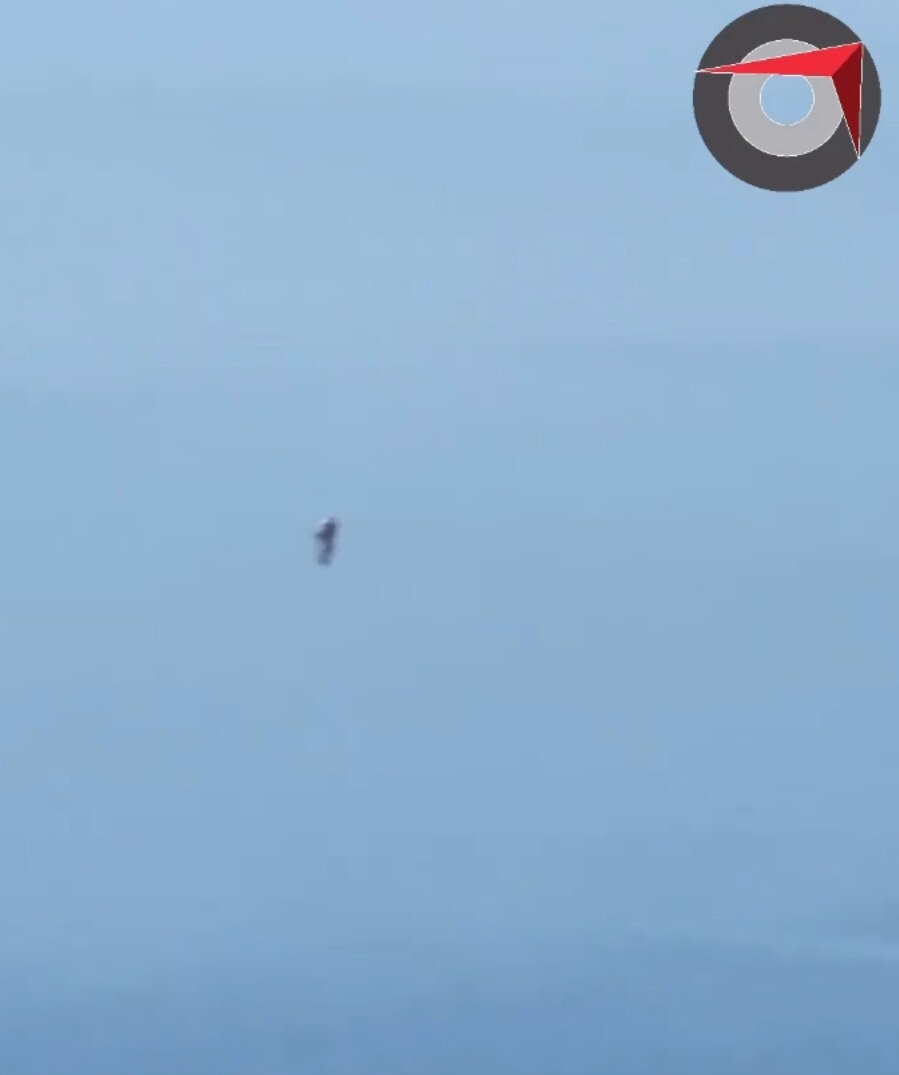 Мужчина, возможно на реактивном ранце, был замечен летящим на высоте около 5000 футов. Instagram / @slingpilotacademy3