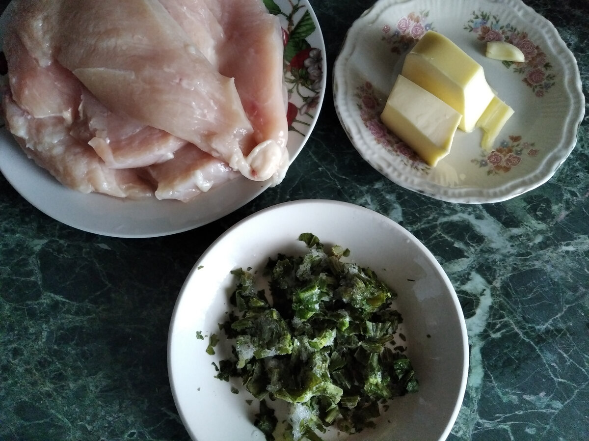 Куриное филе - 6 шт., сливочное масло - 50-60 г, зубчик чеснока, зелень, соль, перец, растительное масло для жарки, 2 яйца для кляра, несколько ложек муки и панировочных сухарей