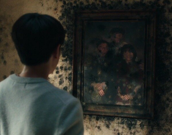 Любопытство до добра не доводит. Не стоит хозяйничать в чужом доме. Иногда это чревато.....