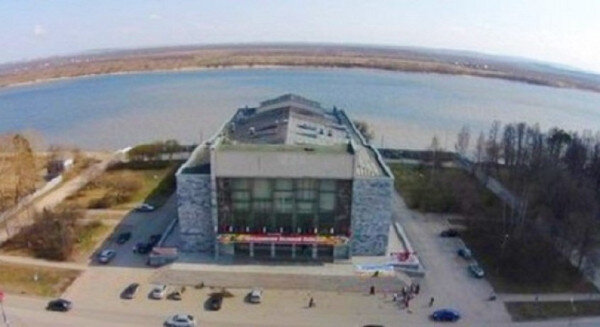 ДК им. Кирова. Угрюмая, мрачная контора на берегу реки  Кама. Фото в открытом доступе.